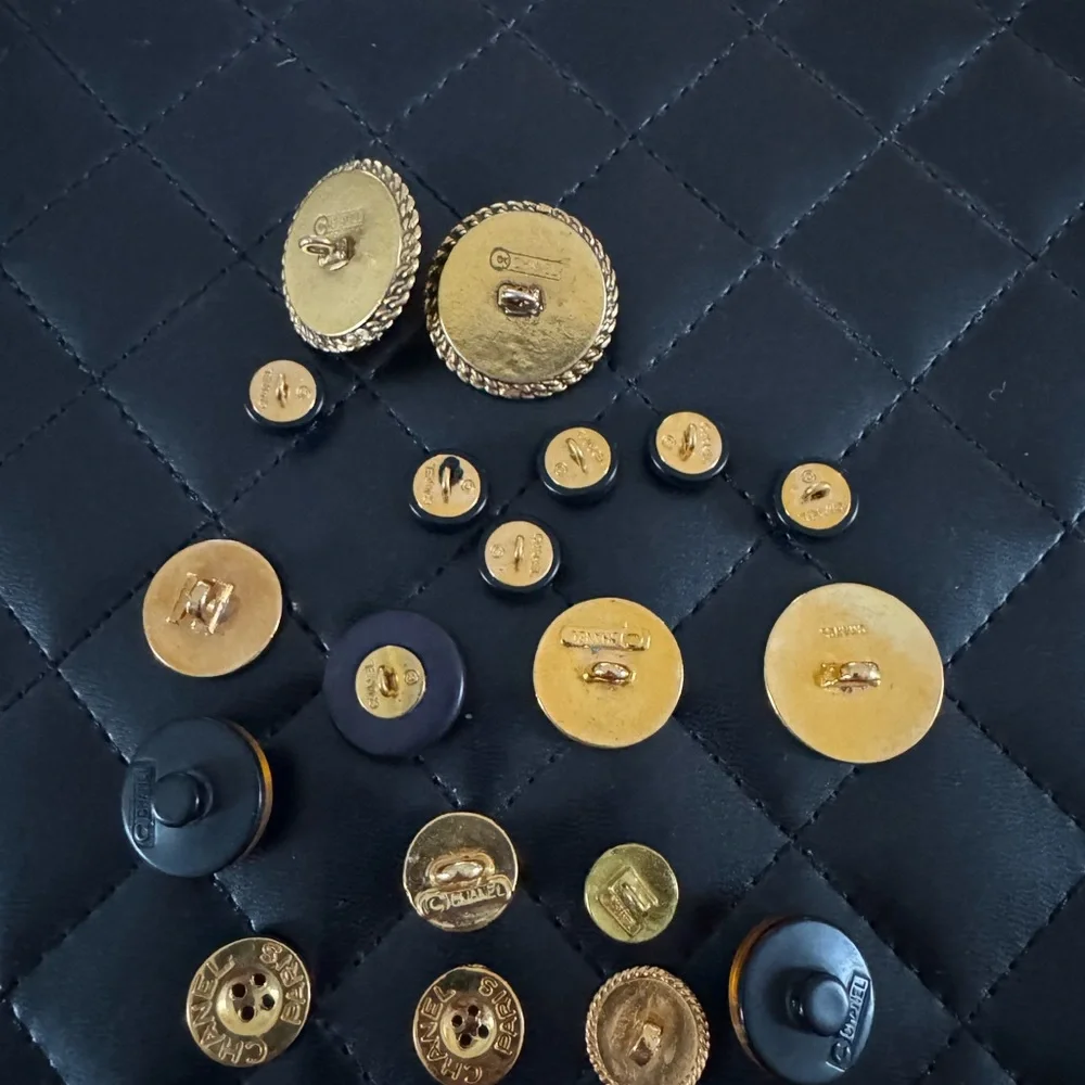 19 Authentic CHANEL Vintage Replacement Buttons - Picture 7 of 7